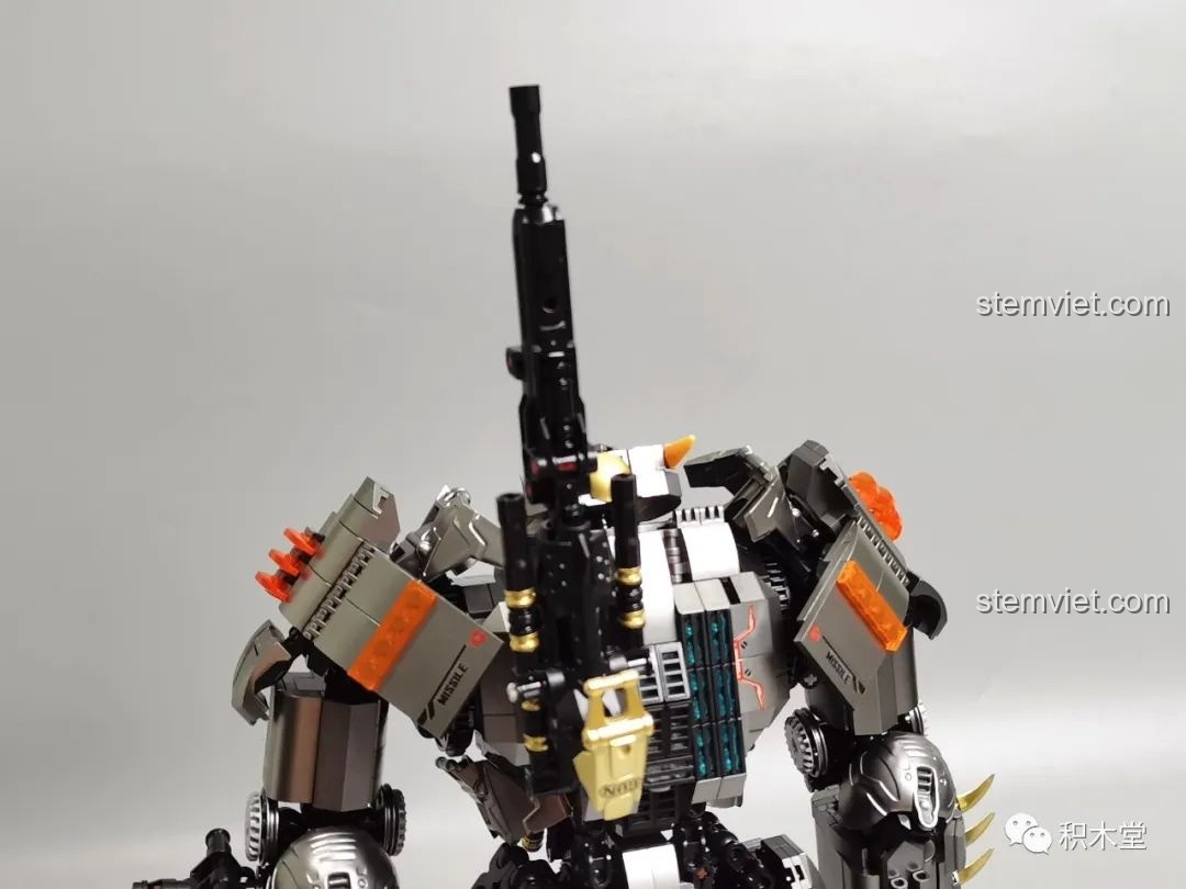 Khẩu súng máy hạng nặng được gắn trên vai của Robot Batmech Hạng Nặng, có thể điều chỉnh nhiều góc độ.