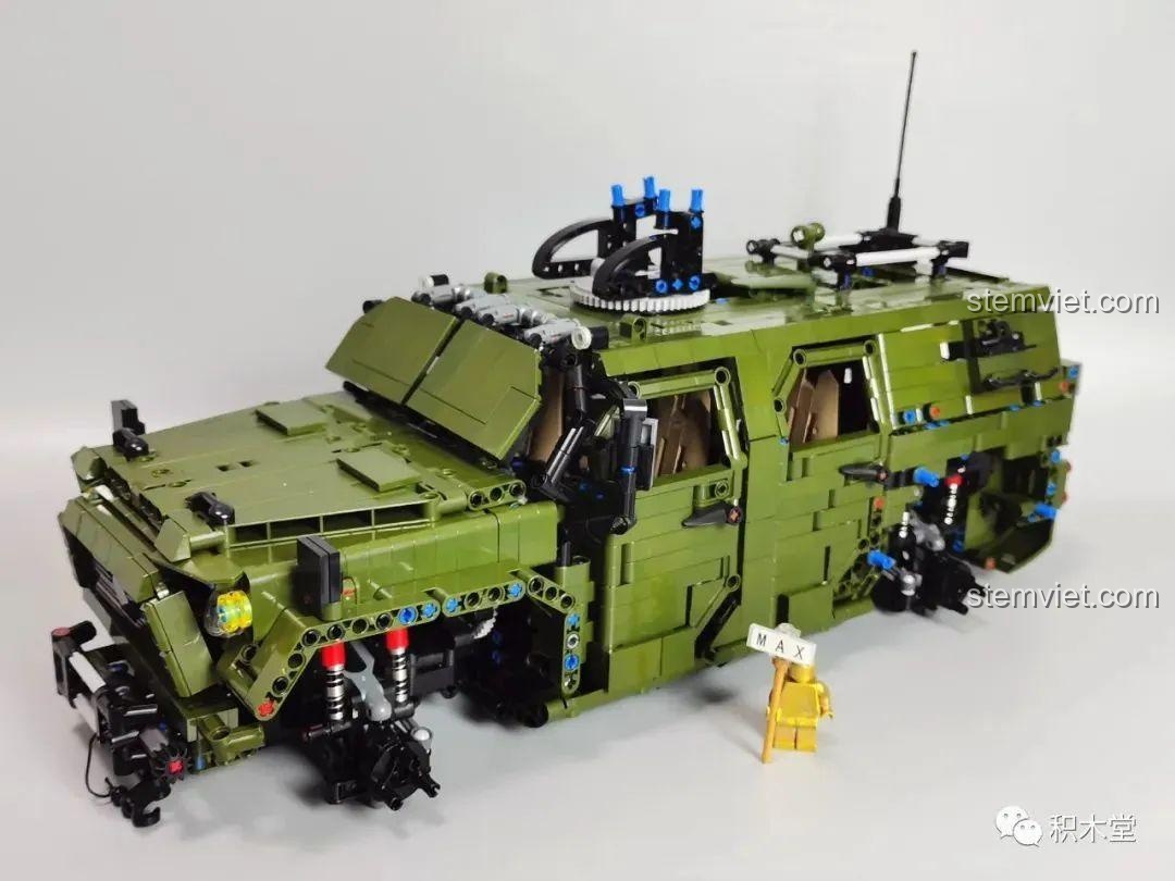 Súng máy gắn trên nóc của Xe Jeep Quân Sự Mạnh Mẽ Taigaole T4015, được lắp ráp từ các mảnh ghép và có thể xoay nòng.