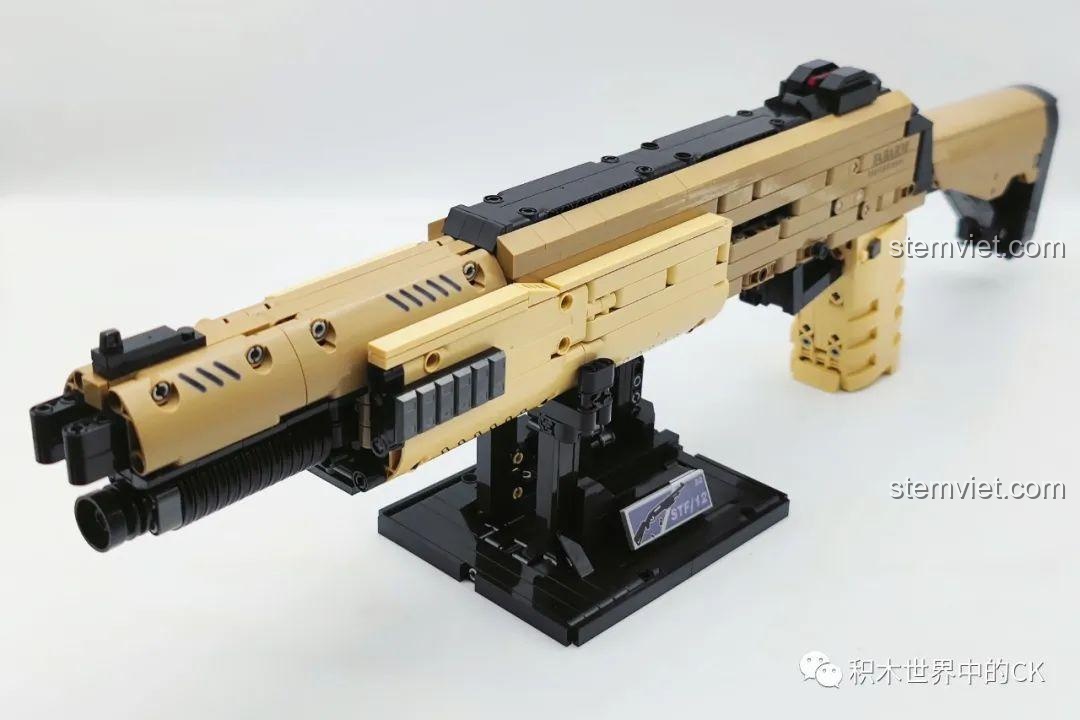 Mô hình súng shotgun STF-12 JIESTAR 92402 được đặt trên chân đế trưng bày, thể hiện vẻ đẹp tổng thể.