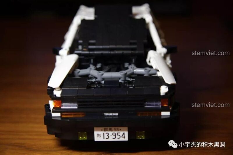 Cận cảnh phần đầu xe và biển số của mô hình Toyota AE86 K-81.