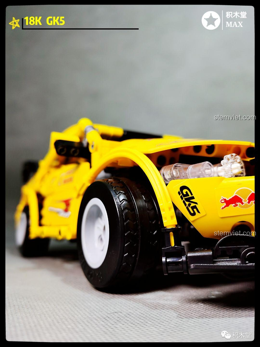 Cận cảnh xe drift Honda Fit GK-5 Type R Super 18K K-82, cho thấy lốp xe chuyên dụng và các chi tiết kỹ thuật tinh xảo, đồ chơi mô hình xe đua.