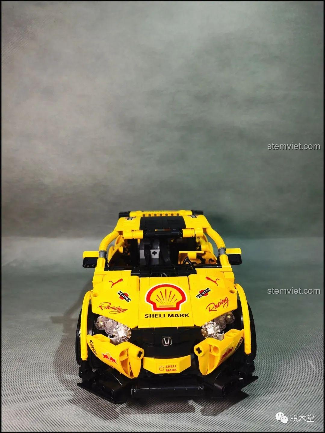 Mô hình Honda Fit GK-5 K82 hoàn chỉnh với các chi tiết sắc nét, màu vàng nổi bật, thể hiện khả năng drift và tốc độ đỉnh cao của xe đua Super 18K.