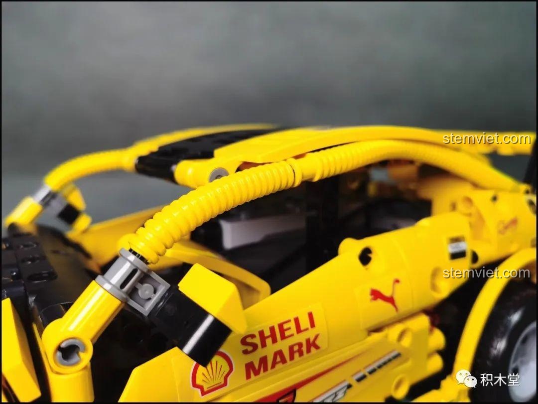 Chi tiết khoang động cơ của bộ đồ chơi Honda Fit GK-5 Type R K-82, cho thấy cấu trúc kỹ thuật phức tạp và khả năng mở nắp capo, đồ chơi lắp ghép Super 18K.