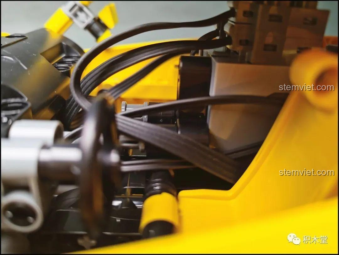 Hệ thống ống xả kép của mô hình xe drift Honda Fit GK-5 Super 18K K-82, chi tiết hoàn thiện cao, tăng thêm vẻ mạnh mẽ cho đồ chơi lắp ráp xe đua.