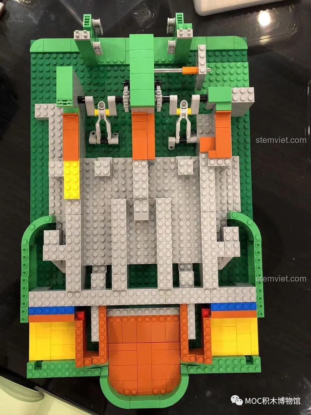 Quá trình lắp ráp phần nền của bộ lắp ghép Super 18K K104 Máy đẩy xu điện tử, đồ chơi mô hình Máy gắp xu điện tử.