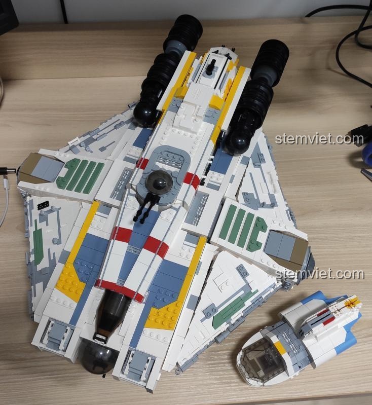 Ảnh review từ người dùng về bộ lắp ráp Tàu vận tải Ghost VCX-100, cho thấy mô hình sau khi hoàn thành cùng tàu con.