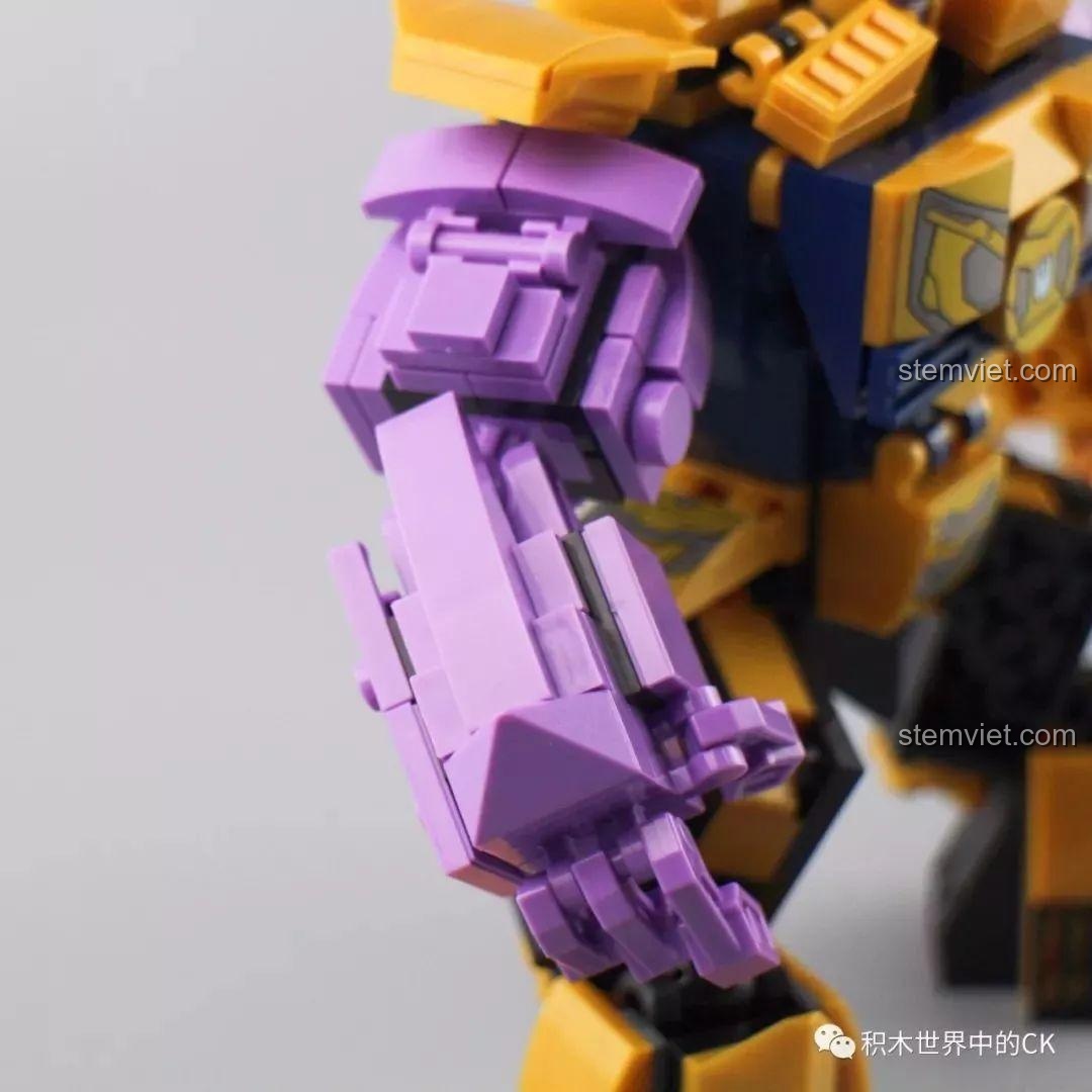 Cận cảnh chân của Mech Thanos SX 4008, vững chắc và linh hoạt