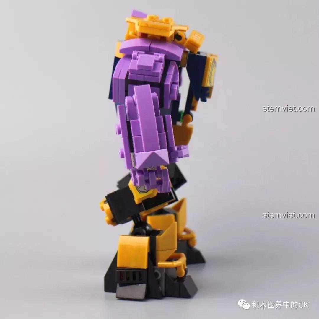 Cận cảnh phần lưng của đồ chơi mô hình Robot Thanos 4008