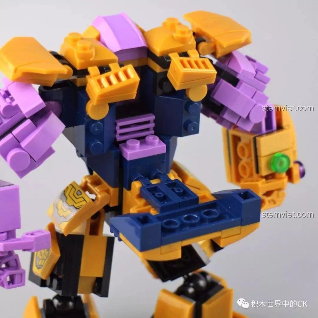 Minifigure Thanos được đặt vào buồng lái của Người Máy Hulk SX4008