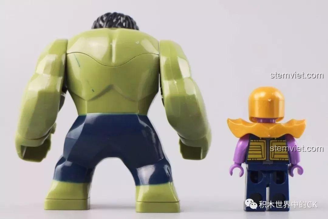Mặt sau của minifigure Người Khổng Lồ Xanh và Thanos trong bộ lắp ráp Robot Thanos SX 4008