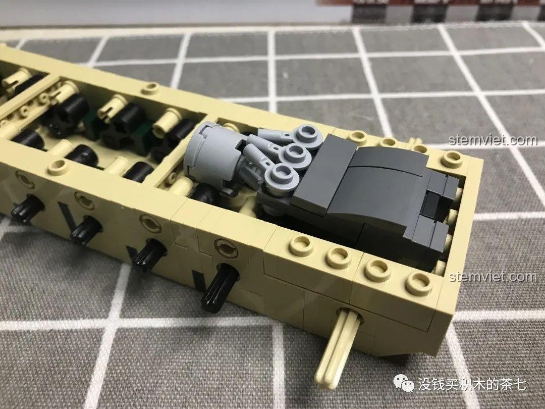 Chi tiết động cơ phía sau bộ lắp ráp Xe Tăng Quân Sự M1A2 Abrams SY 0100, mô hình chân thực