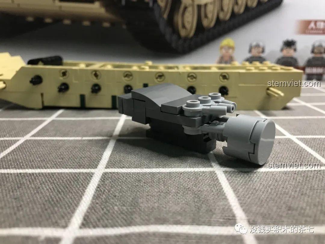 Khung gầm bộ lắp ráp Xe Tăng M1A2 Abrams SY 0100 nhìn từ bên cạnh, thể hiện cấu trúc chắc chắn