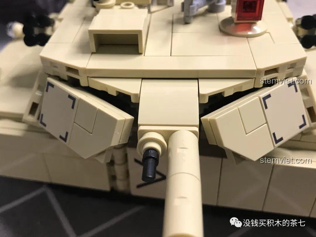 Khu vực chứa đồ phía sau bộ lắp ráp Xe Tăng Quân Sự M1A2 Abrams SY 0100, chi tiết thực tế