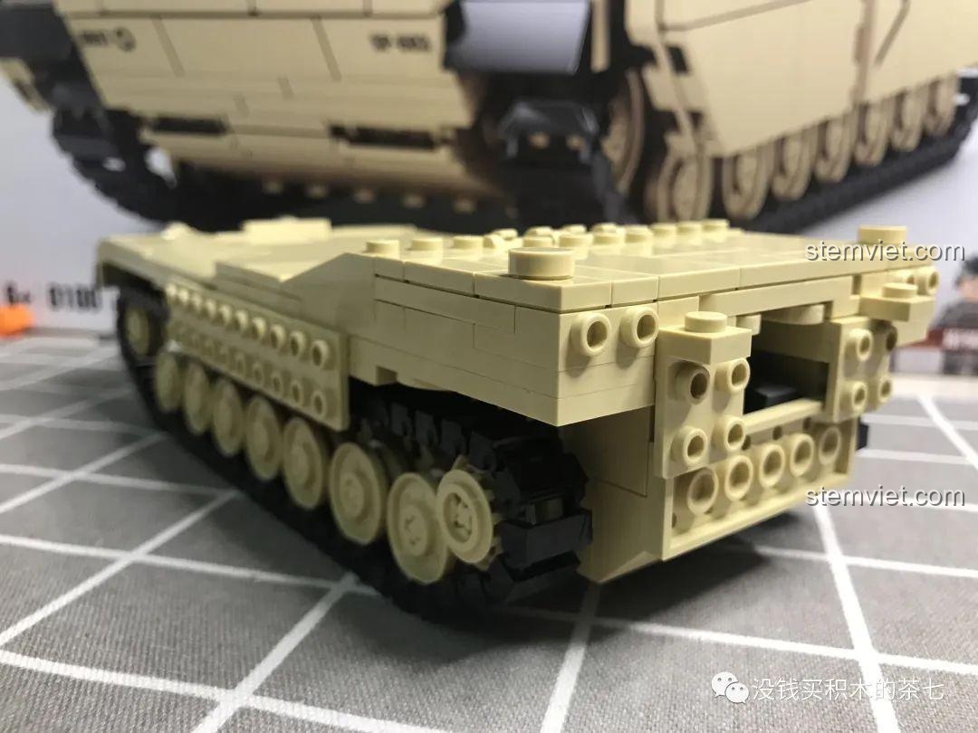 Tổng thể thân xe bộ lắp ráp Xe Tăng Quân Sự M1A2 Abrams SY 0100, nhìn từ bên hông