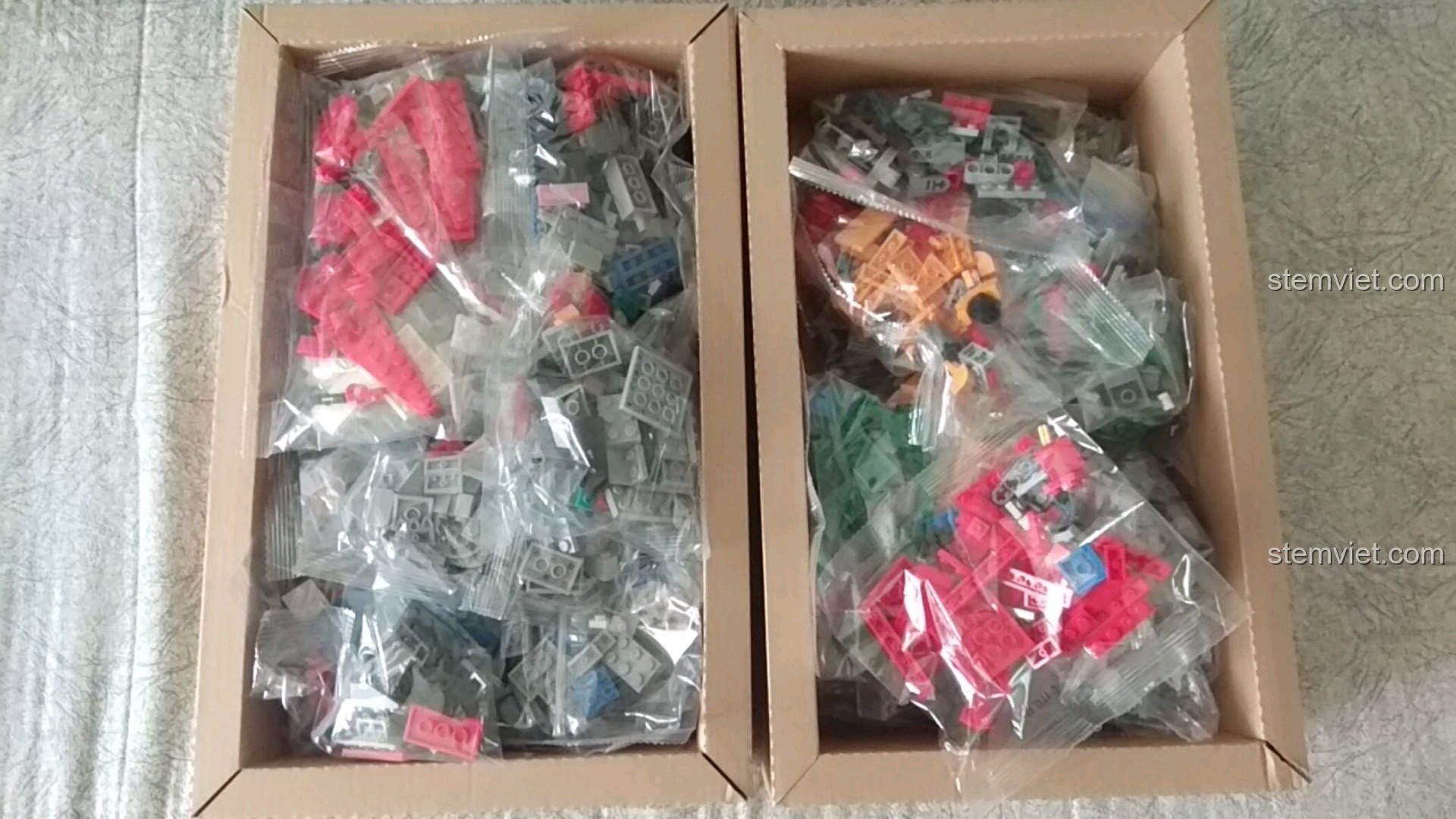 Chi tiết bề mặt bộ đồ chơi mô hình Đế trưng bày mecha SY 1130, có bánh răng đỏ