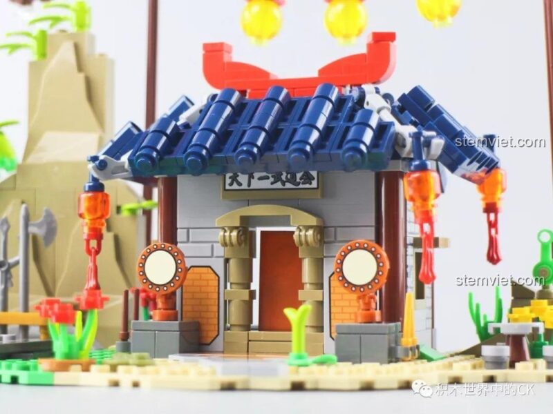 Góc nhìn khác của mô hình lắp ráp SY1404 Võ Đài Đại Chiến Rồng Thần, nổi bật mái nhà xanh và đèn lồng đỏ, đồ chơi mô hình Dragon Ball.