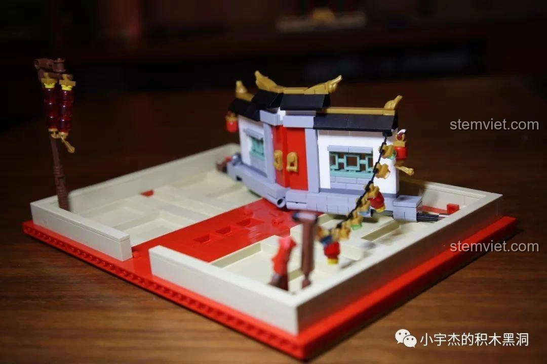 Góc nhìn khác của mô hình SY 1479 Sách xếp hình Tết khi mở hoàn toàn, cho thấy chiều sâu và các chi tiết trang trí.