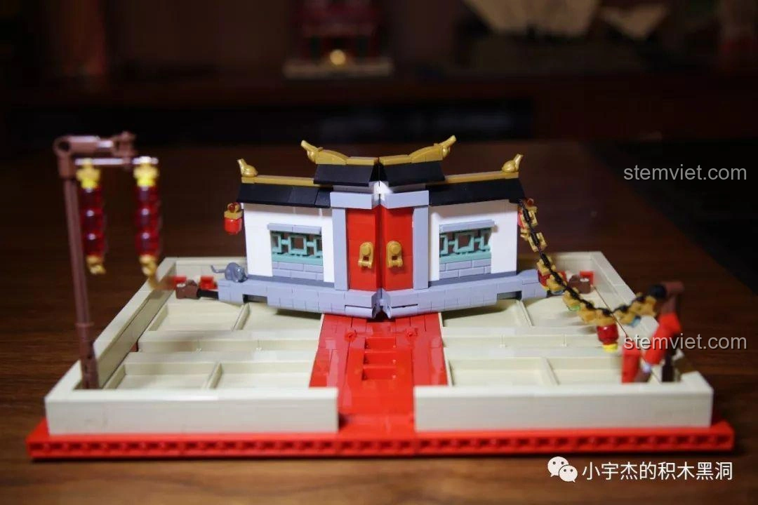 Toàn cảnh mô hình SY 1479 Sách xếp hình Tết khi mở hoàn toàn, hiển thị ngôi nhà và không gian lễ hội.