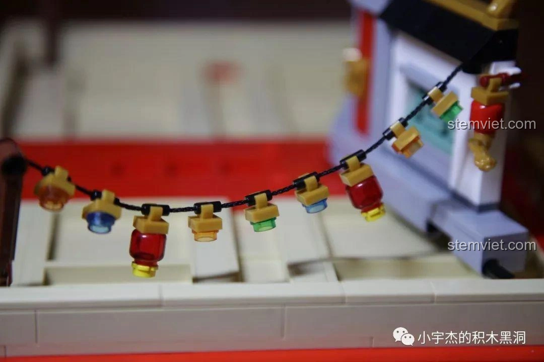 Dây đèn trang trí nhiều màu sắc trong bộ lắp ráp SY 1479 Sách xếp hình Tết, tăng thêm vẻ lung linh cho cảnh quan.