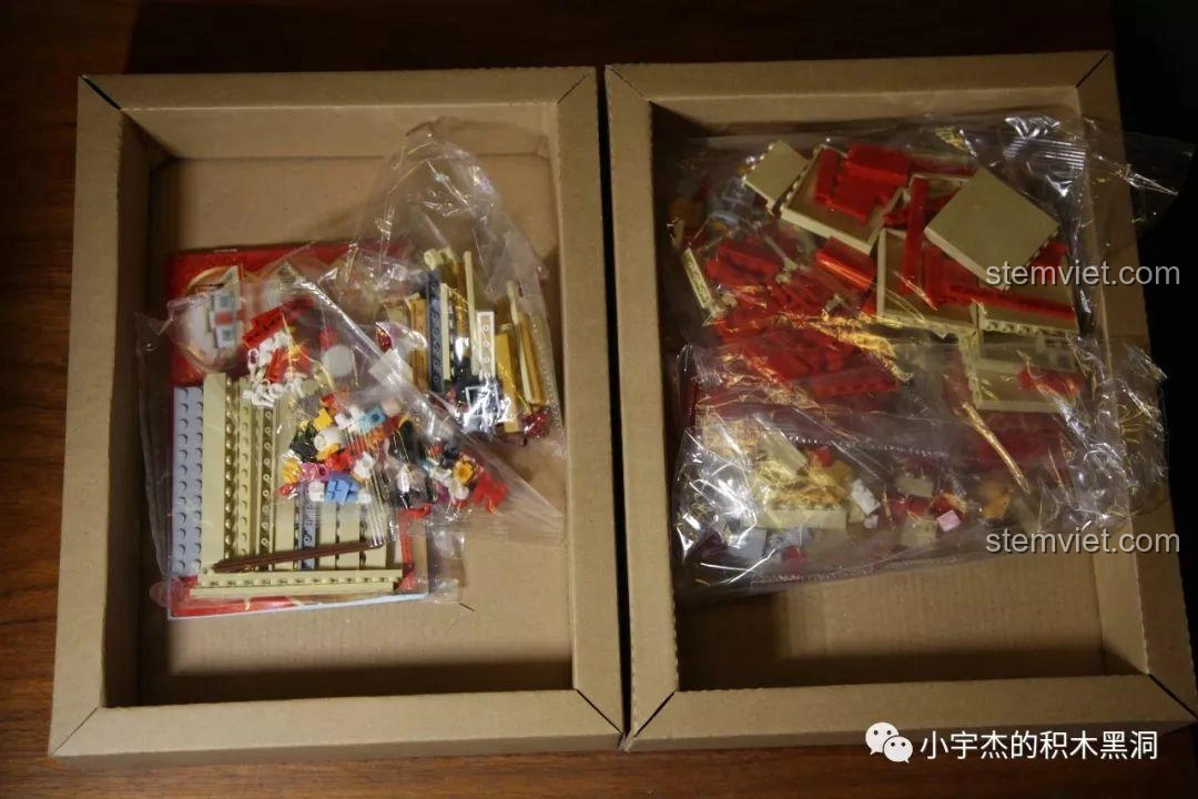 Hai hộp nhỏ bên trong bộ lắp ráp SY 1479 Sách xếp hình Tết, chứa các túi mảnh ghép được phân loại gọn gàng.