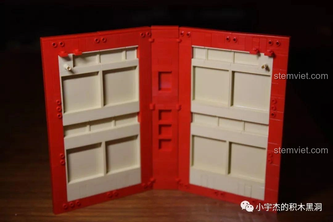 Khung cuốn sách của bộ lắp ráp SY 1479 Sách xếp hình Tết đang được xây dựng, hiển thị cấu trúc bên trong.