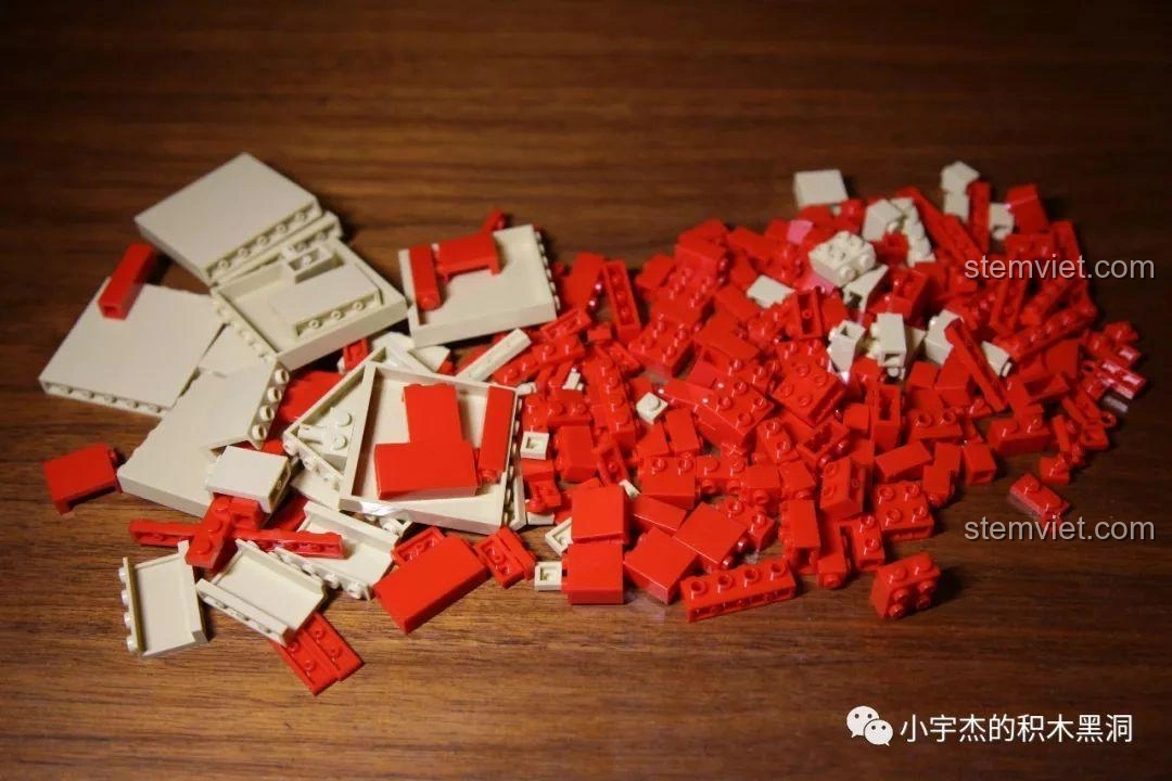 Các mảnh ghép màu đỏ và be của bộ lắp ráp SY 1479 Sách xếp hình Tết được đổ ra, sẵn sàng cho quá trình xây dựng.