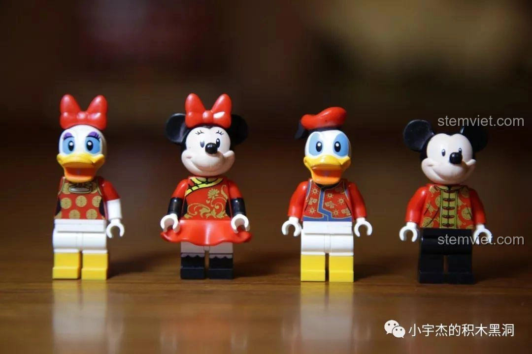 Bốn minifigures chính: Mickey, Minnie, Donald, Daisy trong trang phục Tết truyền thống của bộ SY 1479 Sách xếp hình Tết.