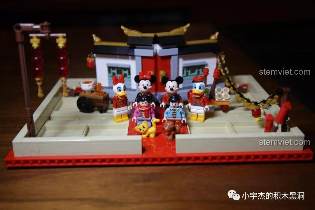 Các minifigures được đặt trên mô hình SY 1479 Sách xếp hình Tết đã hoàn thiện, tạo nên cảnh quan sống động.