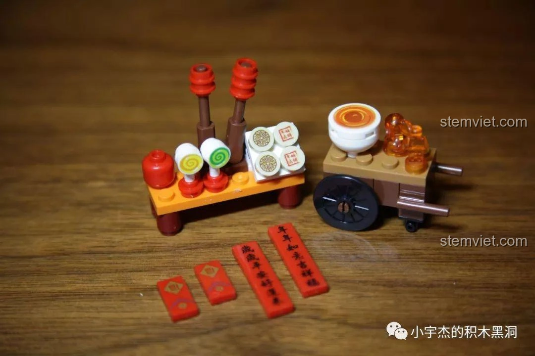 Các phụ kiện nhỏ như xe đẩy, đồ ăn, và câu đối trong bộ lắp ráp SY 1479 Sách xếp hình Tết, làm phong phú cảnh quan.