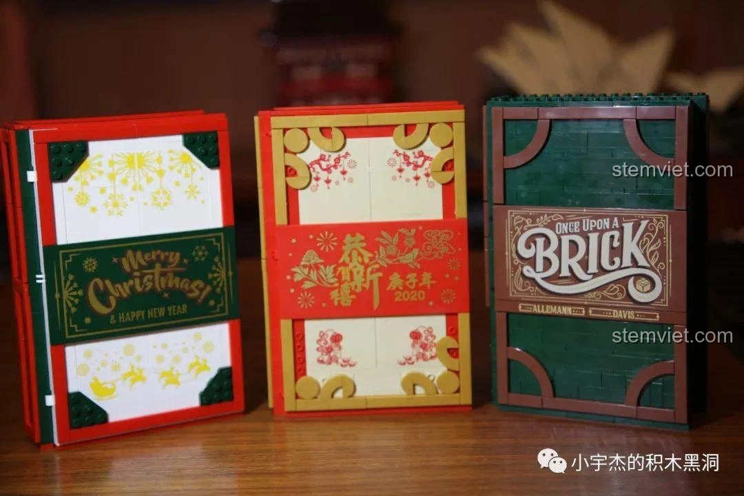 Bộ lắp ráp SY 1479 Sách xếp hình Tết được đặt cạnh hai bộ sách khác, tạo thành một bộ sưu tập ấn tượng.