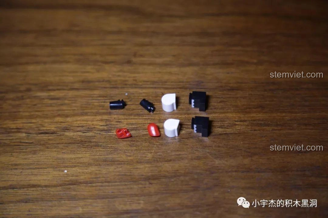 Các chi tiết tay và chân của minifigures trong bộ lắp ráp SY 1479 Sách xếp hình Tết, cần được lắp ráp thủ công.