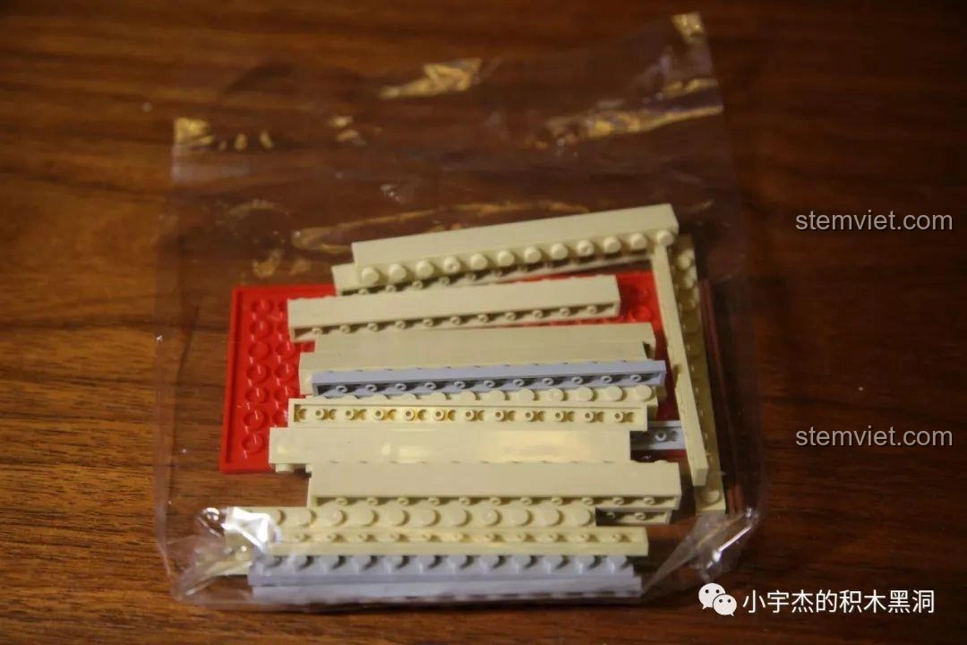 Túi chứa các mảnh ghép lớn và cơ bản của bộ lắp ráp SY 1479 Sách xếp hình Tết, chuẩn bị cho việc xây dựng khung.