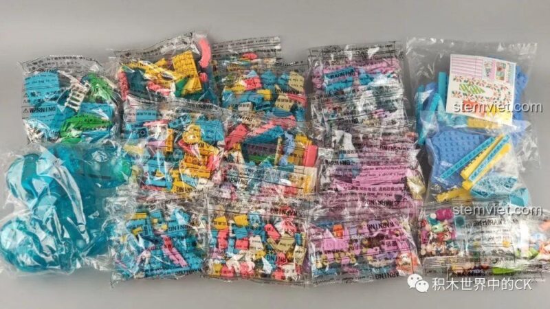 Toàn bộ 10 minifigures của bộ đồ chơi SY 5409, bao gồm các bạn nam và nữ trong trang phục đi biển.