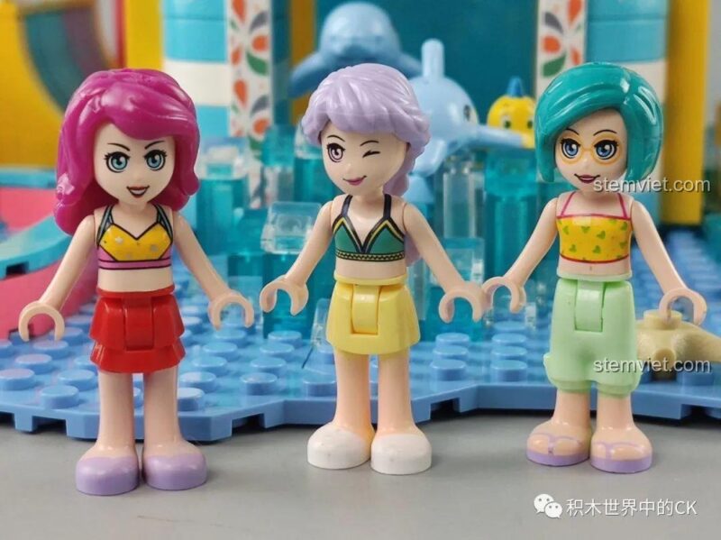 Chi tiết khu vực cầu trượt nước và bể bơi của bộ đồ chơi SY 5409, nơi các minifigures có thể vui chơi.