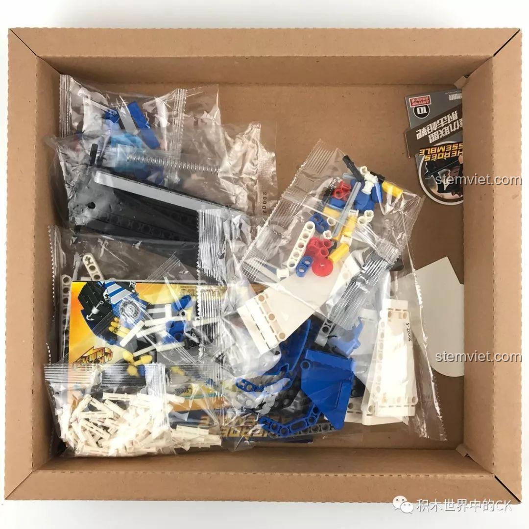 Chi tiết phần quà tặng kèm trong bộ đồ chơi SY 7016, bao gồm các thẻ nhân vật siêu anh hùng.