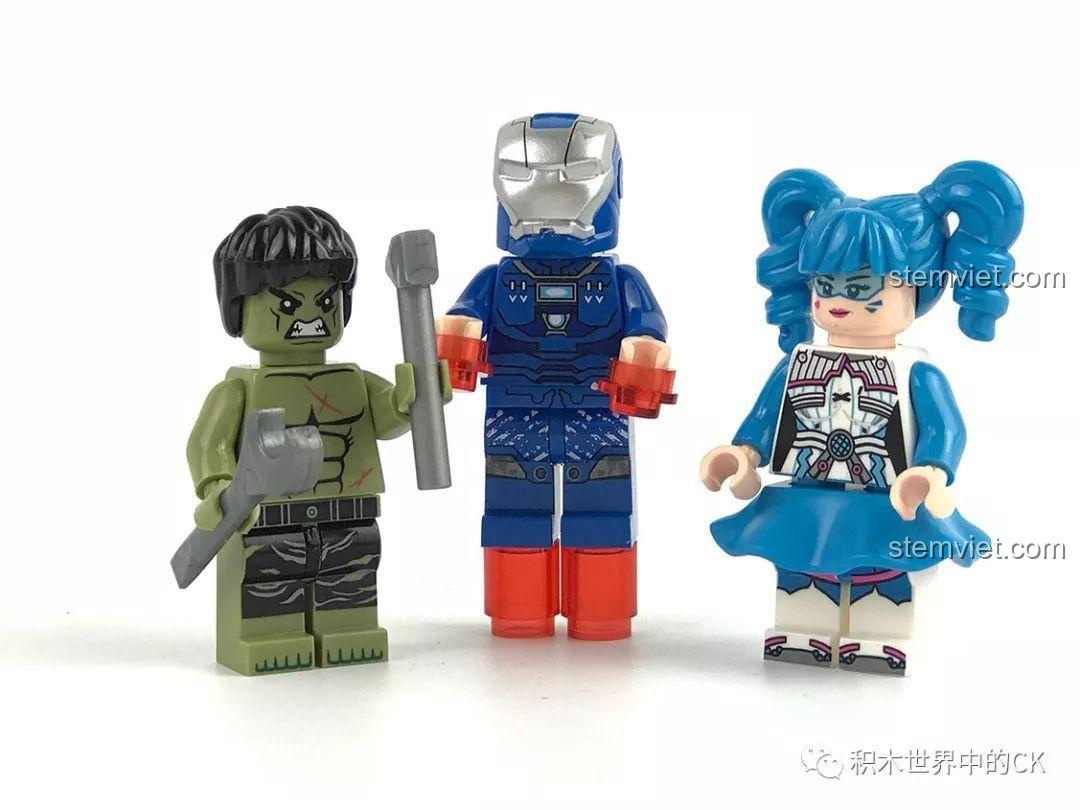 Cận cảnh minifigure Hulk với biểu cảm giận dữ đặc trưng.