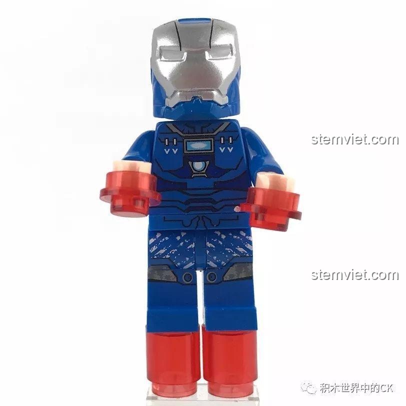 Minifigure Iron Man MK38 với mặt nạ được mở lên, để lộ khuôn mặt Tony Stark.
