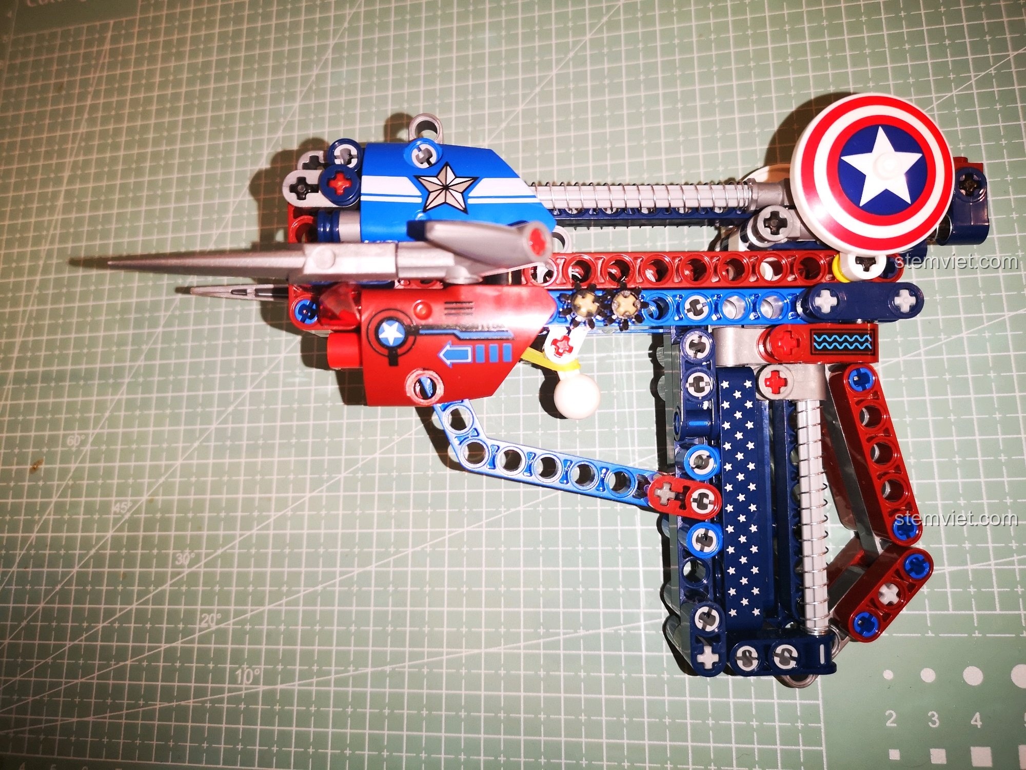 Cầm trên tay mô hình súng Captain America SY 7018C để thấy kích thước.