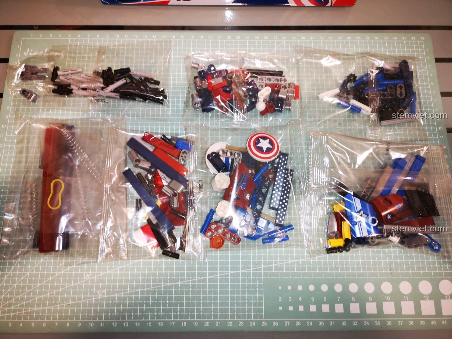 Các túi mảnh ghép của bộ đồ chơi lắp ráp Súng Lục Captain America SY 7018C.