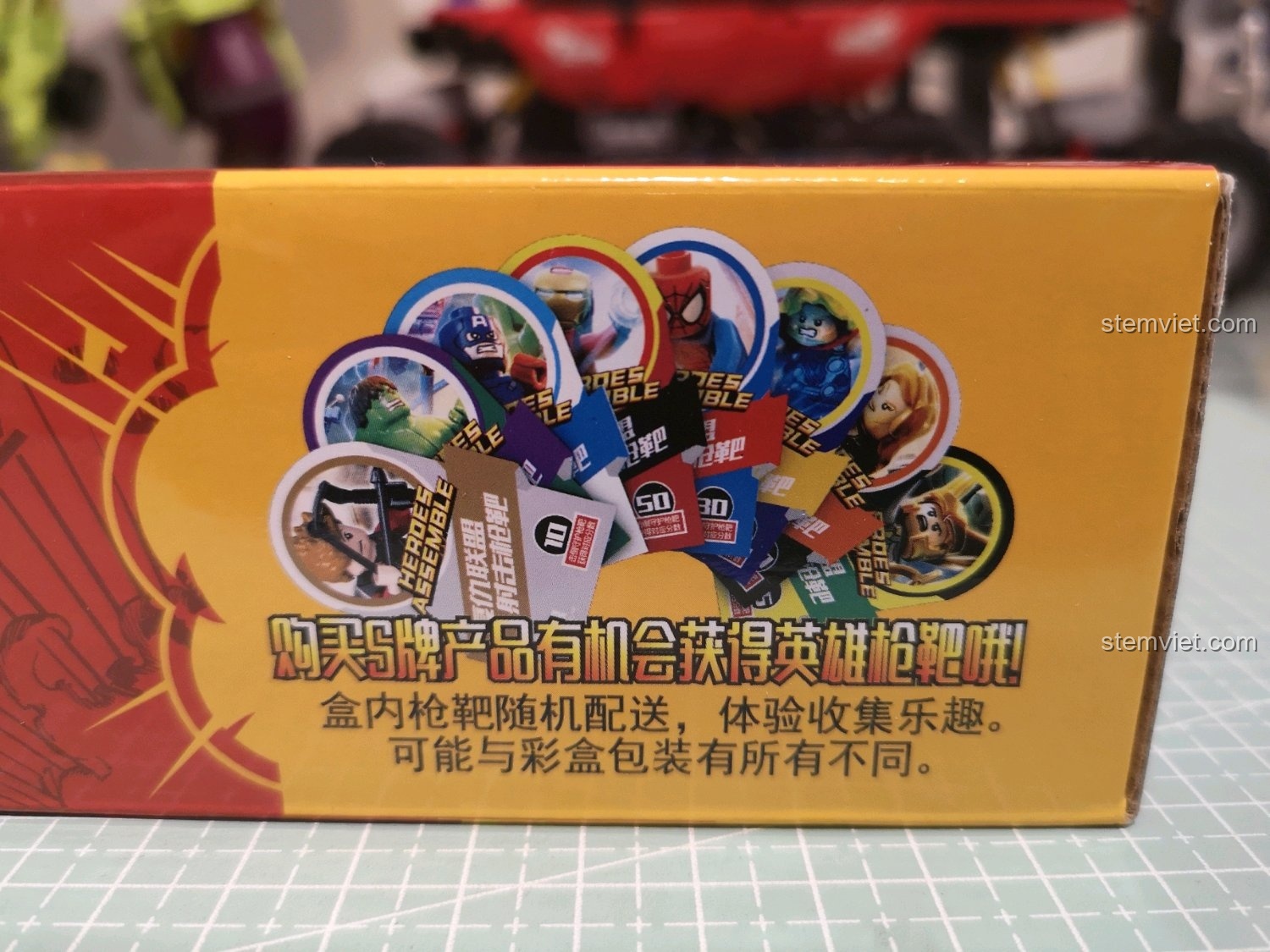 Chi tiết bia bắn đi kèm trong bộ đồ chơi mô hình Vũ khí của Captain America 7018C.