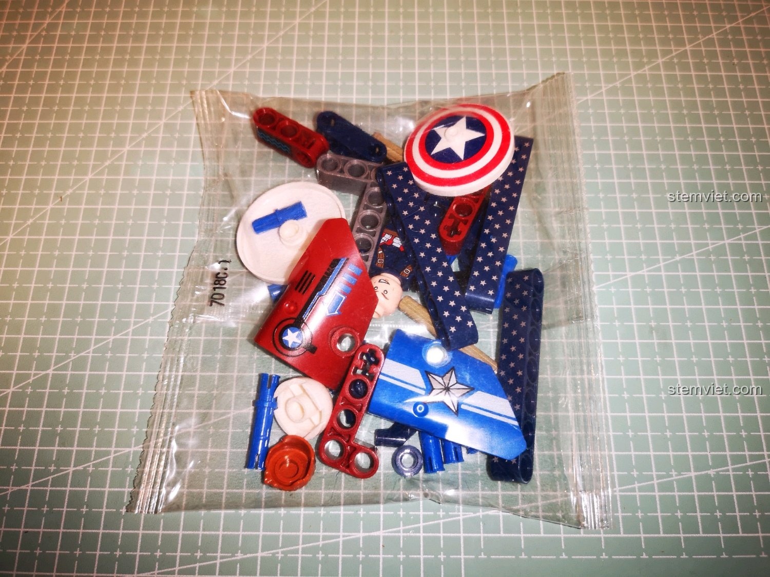 Túi chứa các chi tiết in hình và khiên của Captain America trong bộ SY 7018C.