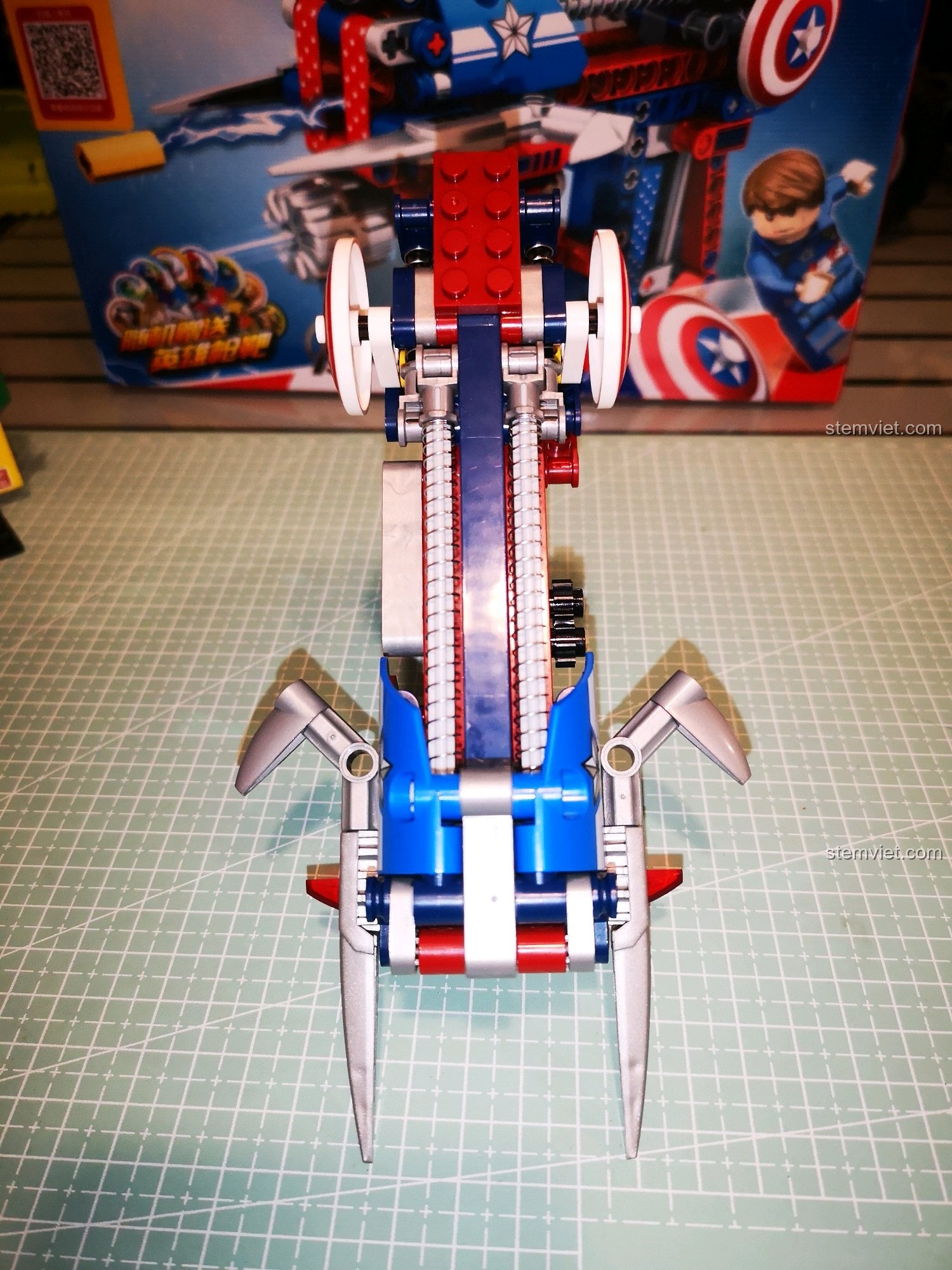 Mô hình súng Captain America SY 7018C hoàn thiện.