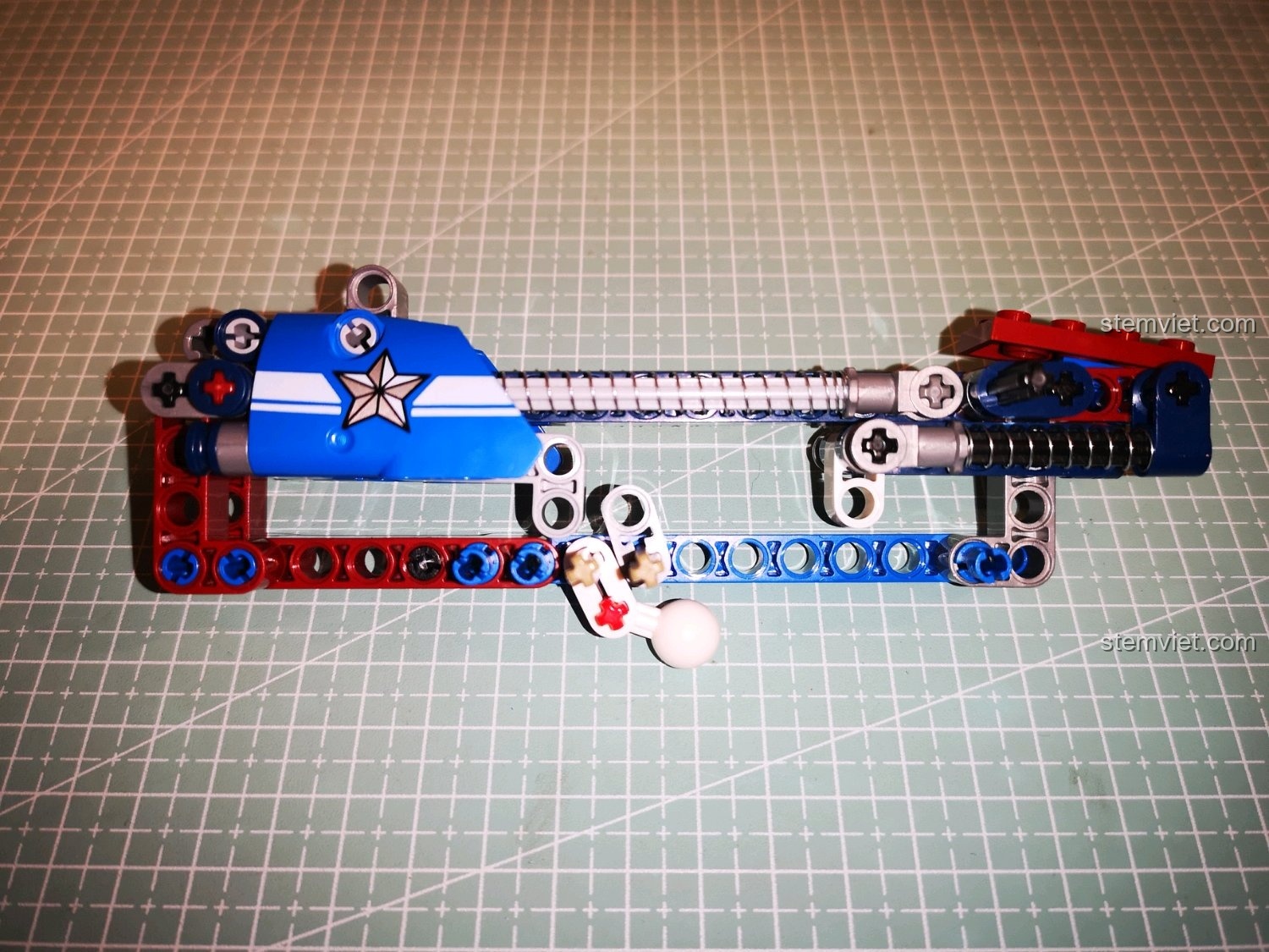 Mô hình súng Captain America SY 7018C gần hoàn thiện.