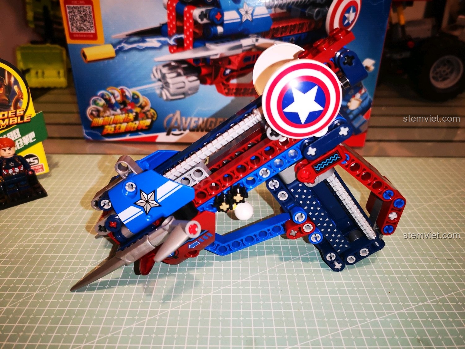 Mô hình súng Captain America SY 7018C hoàn thiện.