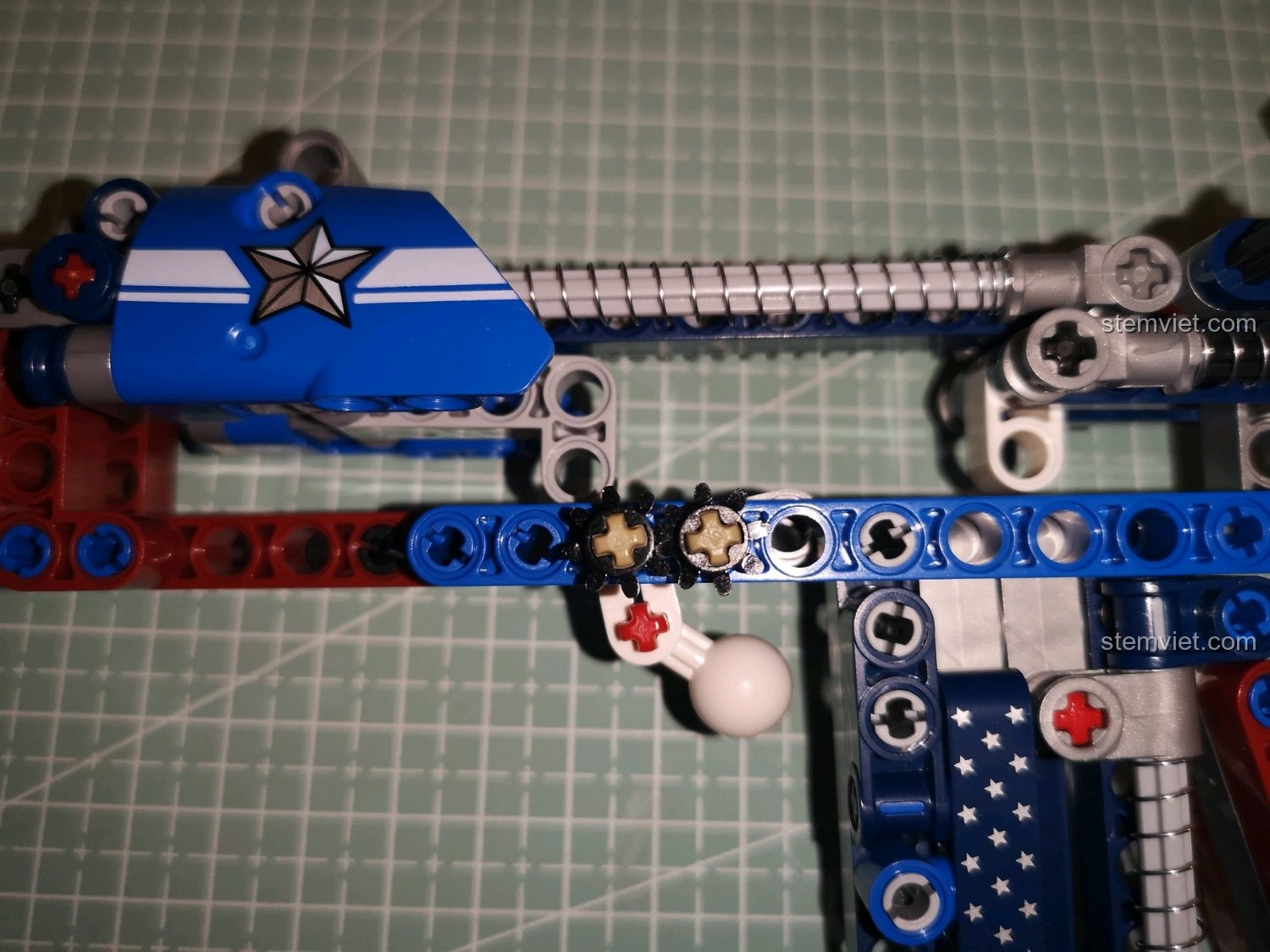 Chi tiết cơ chế cò súng với dây chun của mô hình SY 7018C.