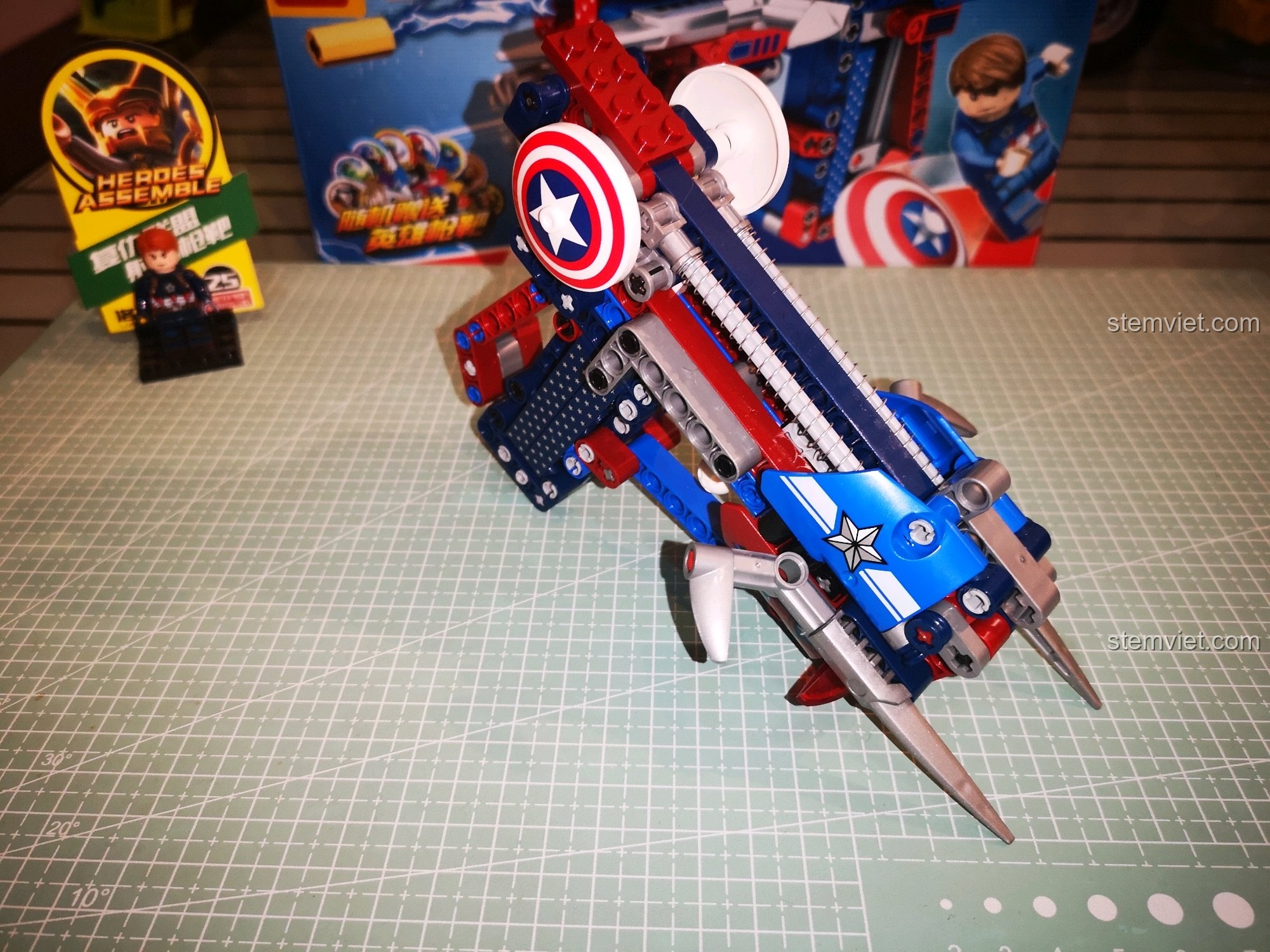 Cầm trên tay mô hình súng Captain America SY 7018C để thấy kích thước.