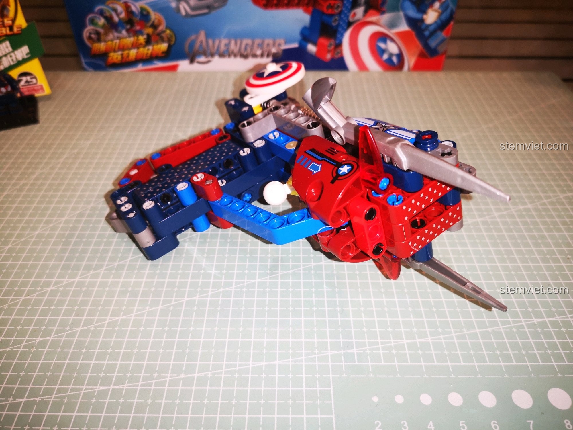 Cầm trên tay mô hình súng Captain America SY 7018C để thấy kích thước.