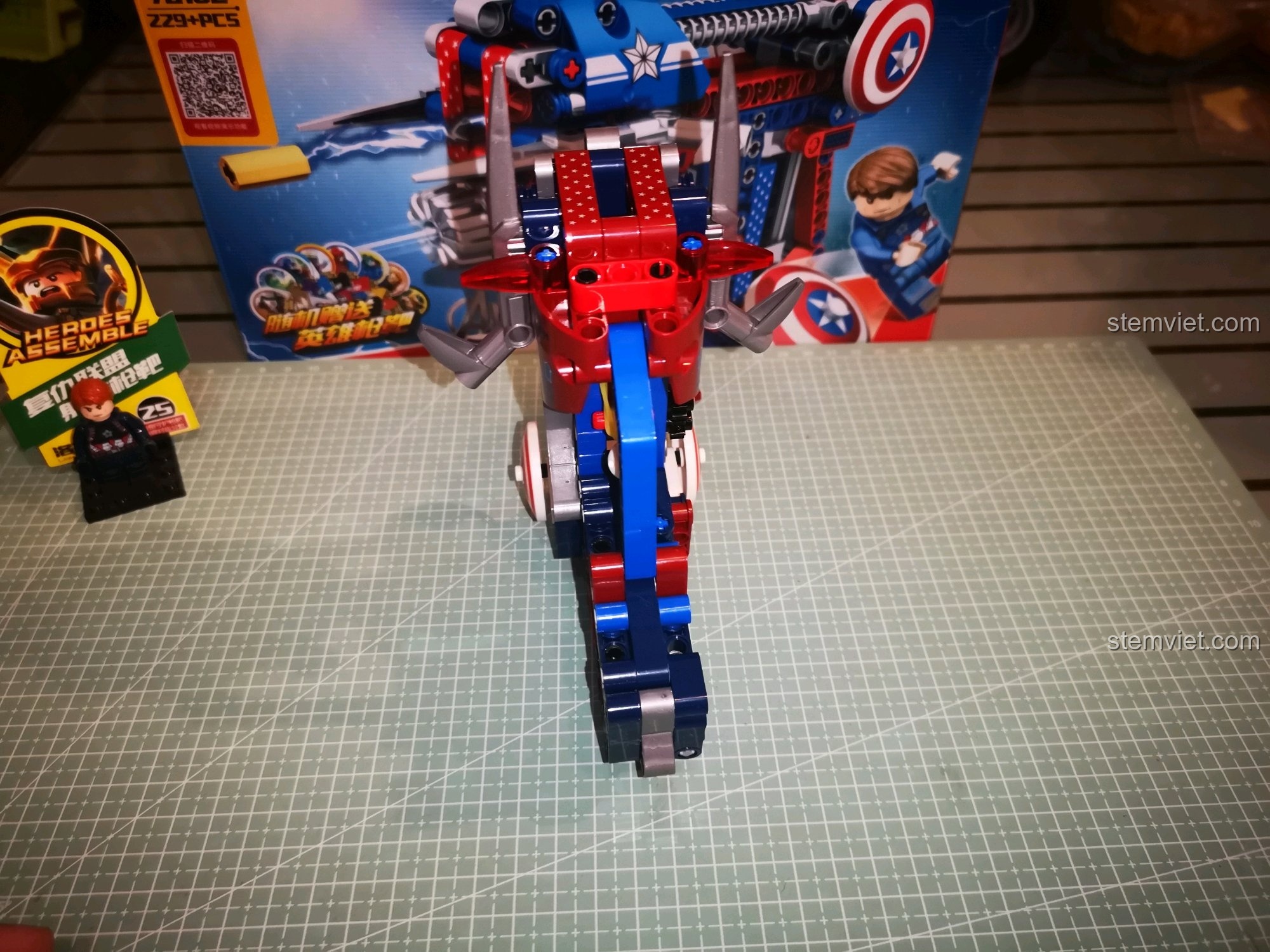 Cầm trên tay mô hình súng Captain America SY 7018C để thấy kích thước.