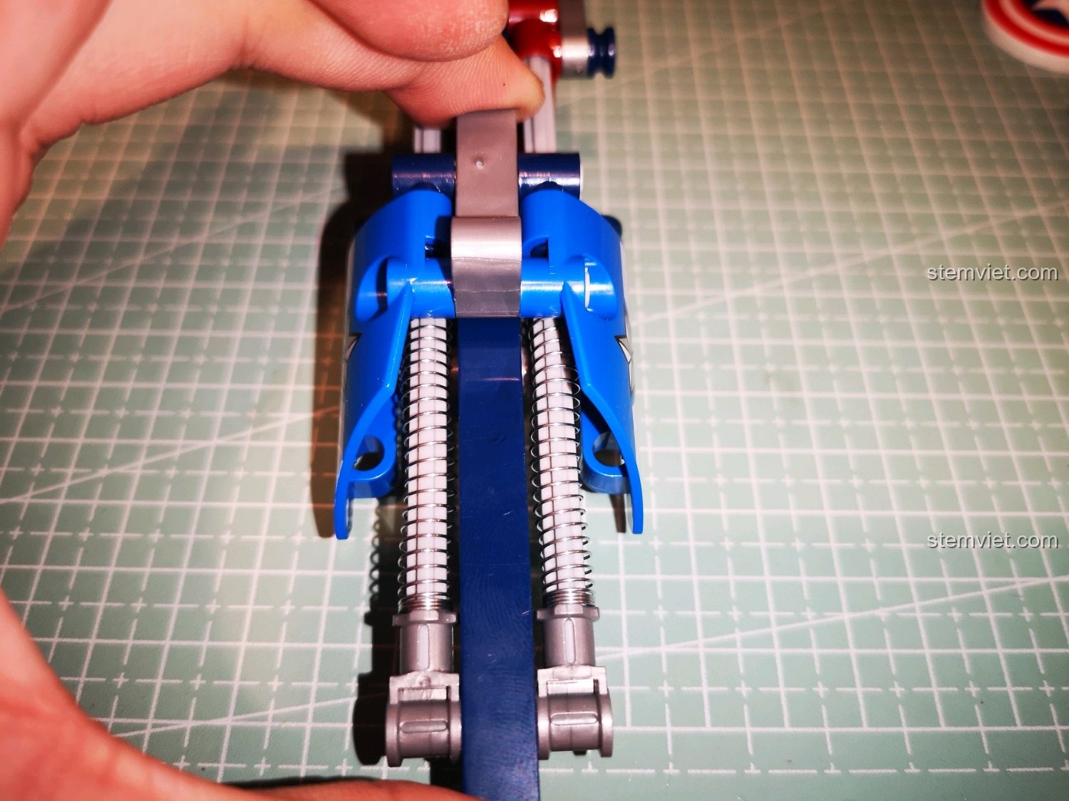 Kiểm tra hoạt động của thanh trượt trên súng SY 7018C.