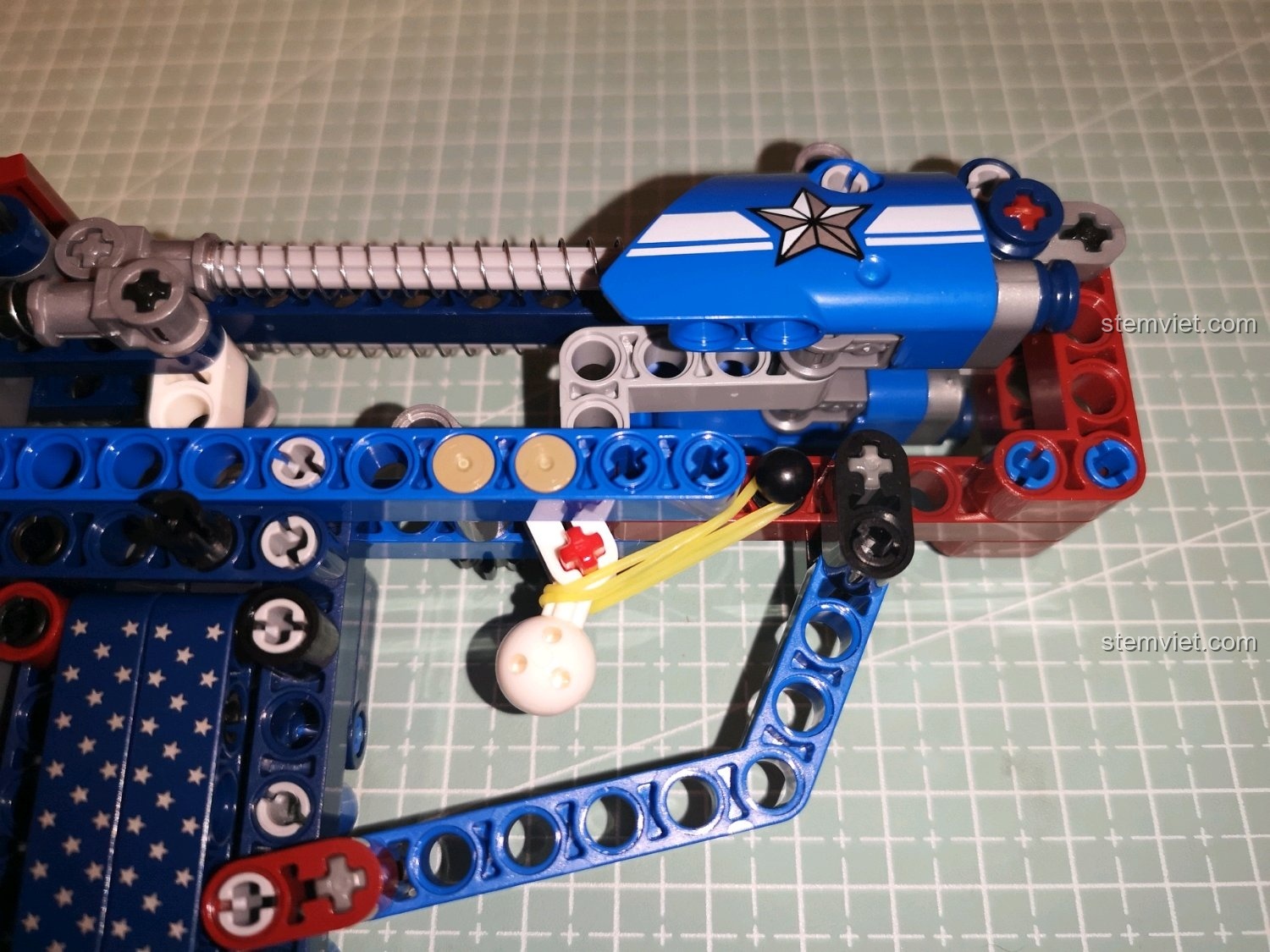 Lắp thêm các chi tiết trang trí cho súng Captain America SY 7018C.